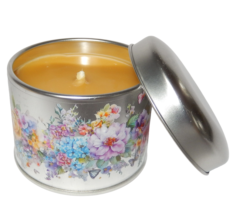 Geöffnete Bienenwachskerze in einer Dose mit Blumenmotiv